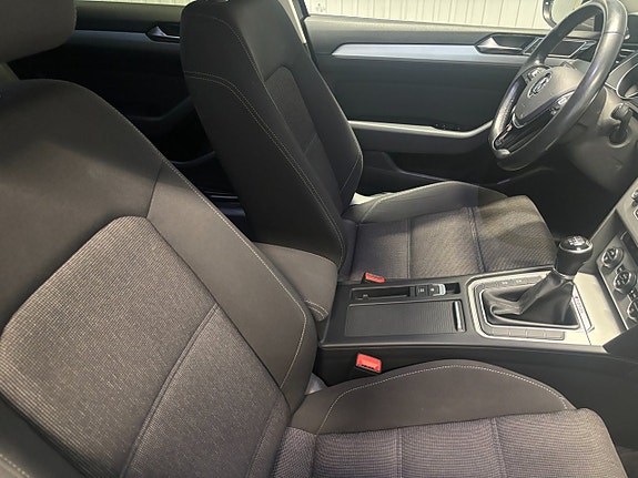 Volkswagen Passat 9 of 18