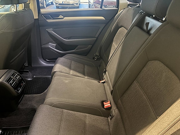 Volkswagen Passat 10 of 18