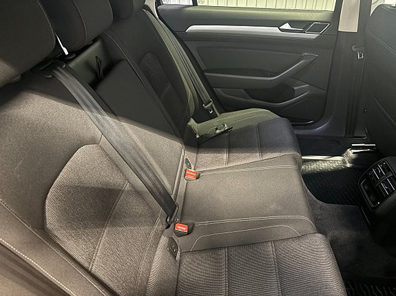 Volkswagen Passat 11 of 18