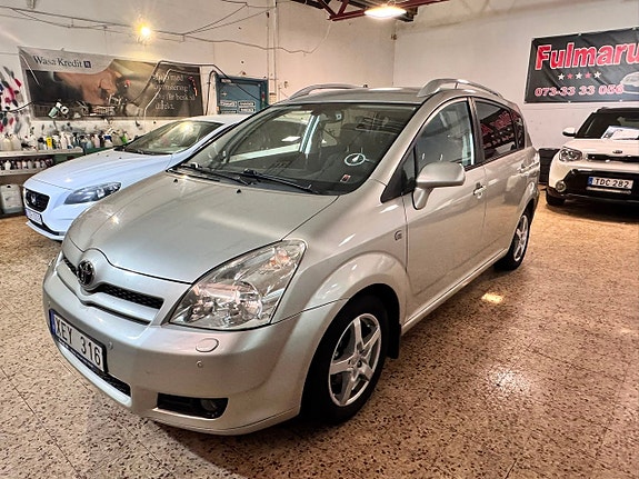 Toyota Corolla Verso 3 of 12
