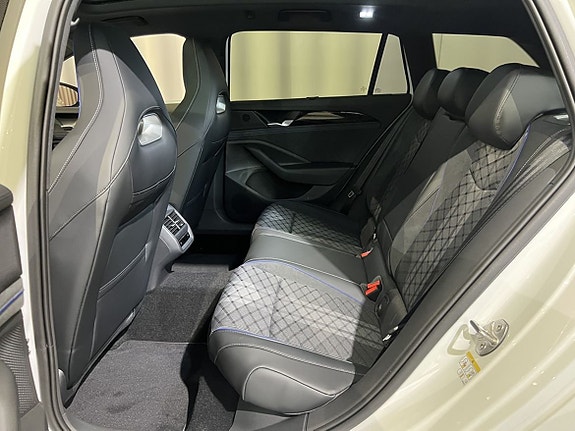 Volkswagen Passat 19 of 23