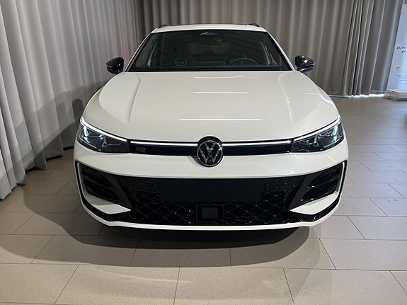 Volkswagen Passat 2 of 23