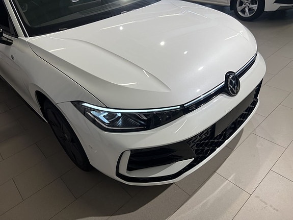 Volkswagen Passat 3 of 23