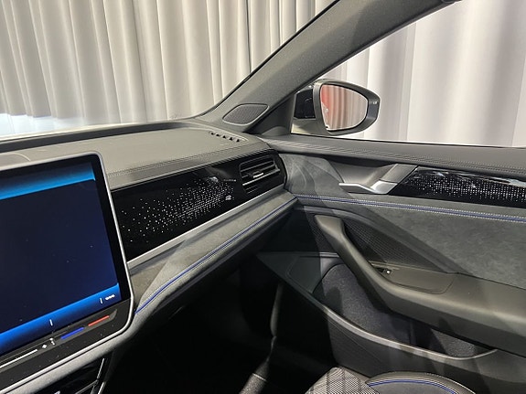 Volkswagen Passat 18 of 23