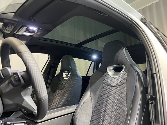 Volkswagen Passat 16 of 23