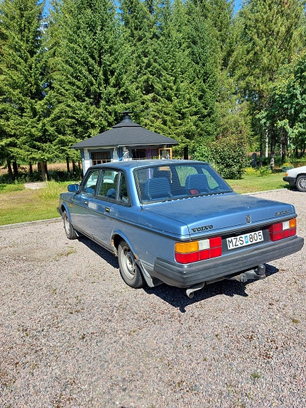 Volvo 240 2 of 9