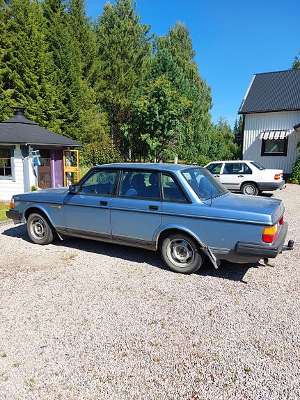 Volvo 240 3 of 9