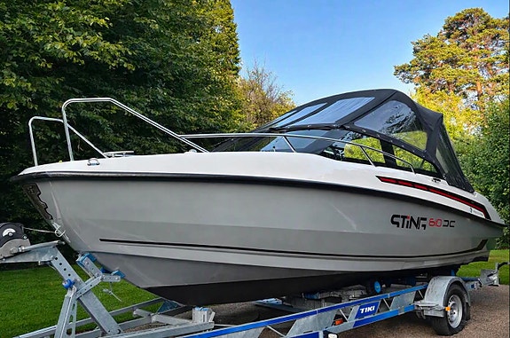 Sting 610 DC – 2020 (150 tim) med Evinrude 115 hk & Tiki 1800 trailer 2 of 6
