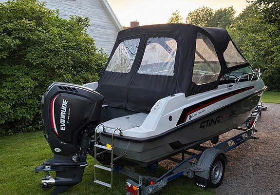 Sting 610 DC – 2020 (150 tim) med Evinrude 115 hk & Tiki 1800 trailer 3 of 6