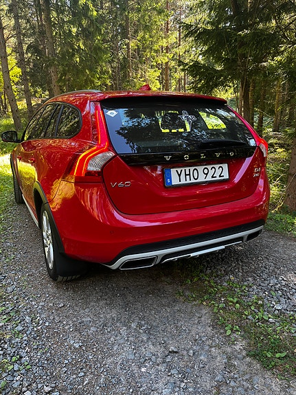 Volvo V60 Cross Country 2 of 4