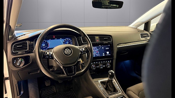 Volkswagen Golf VII 12 of 23