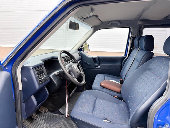 Volkswagen Caravelle 9 of 22