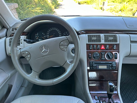 Mercedes-Benz E240 6 of 11