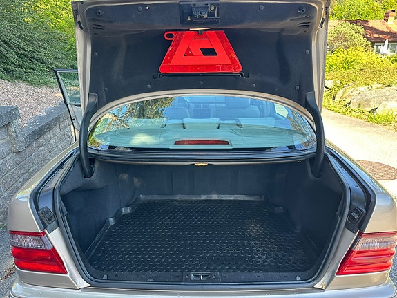 Mercedes-Benz E240 9 of 11