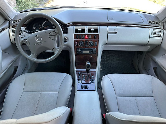 Mercedes-Benz E240 7 of 11