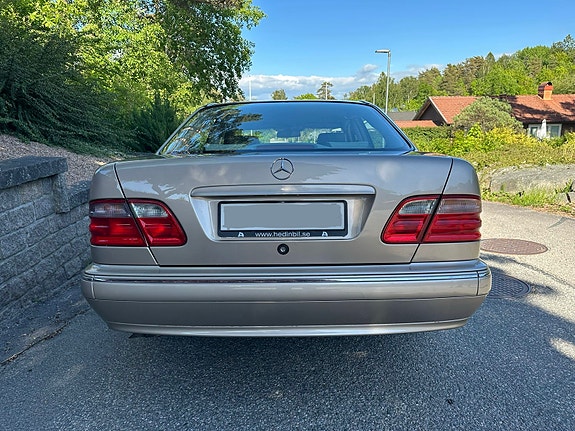 Mercedes-Benz E240 4 of 11