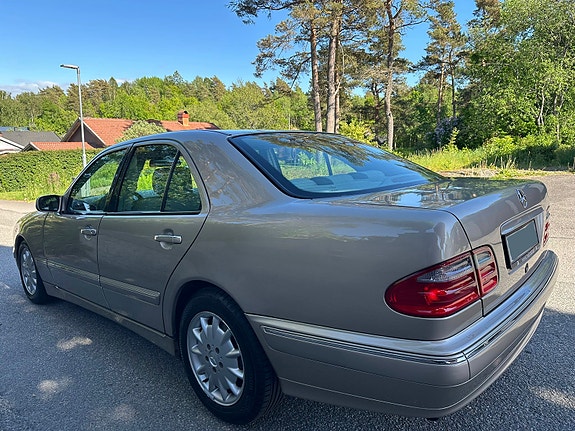 Mercedes-Benz E240 5 of 11