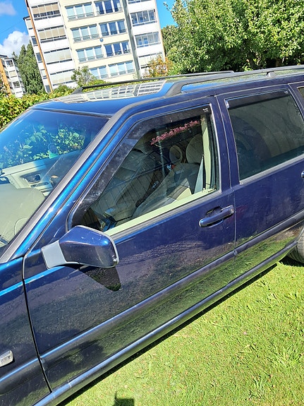 Volvo V70 2 of 4