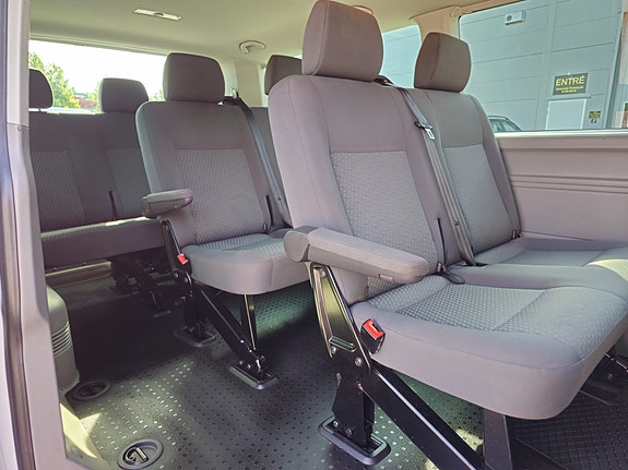 Volkswagen Caravelle 8 of 15