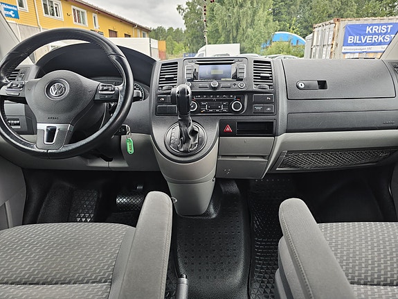 Volkswagen Caravelle 2 of 15