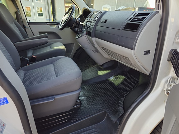 Volkswagen Caravelle 10 of 15