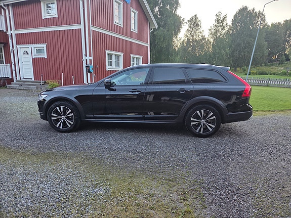 Volvo V90 Cross Country 2 of 4