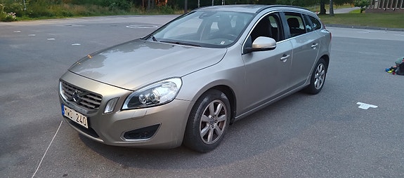 Volvo V60 2 of 12