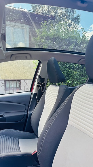 Toyota Yaris 10 of 14