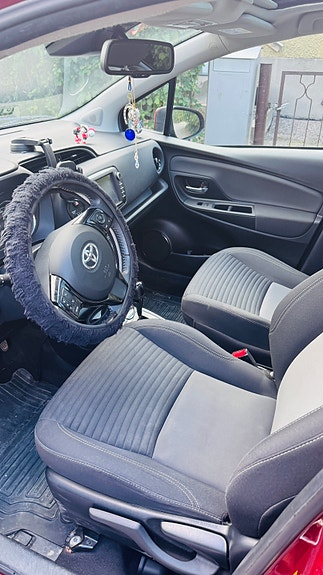 Toyota Yaris 8 of 14