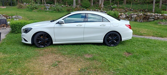 Mercedes-Benz CLA220 d 2 of 5