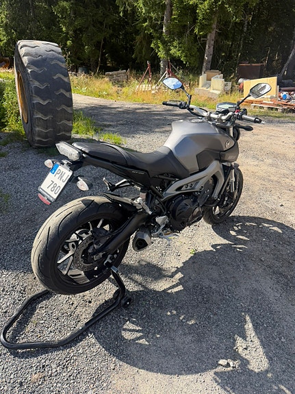 Yamaha MT-09 6 of 7