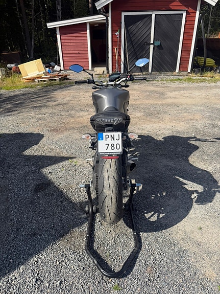 Yamaha MT-09 3 of 7