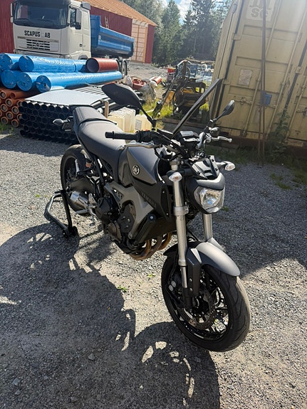Yamaha MT-09 4 of 7