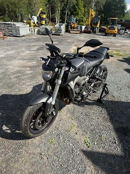 Yamaha MT-09 2 of 7