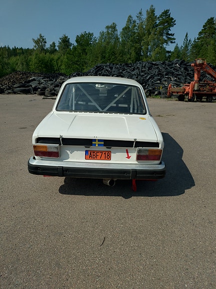 Volvo 142 3 of 8