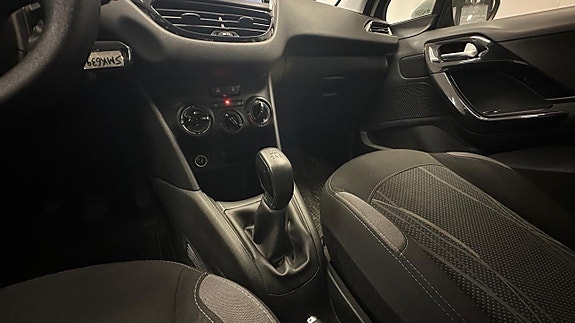 Peugeot 208 27 of 29