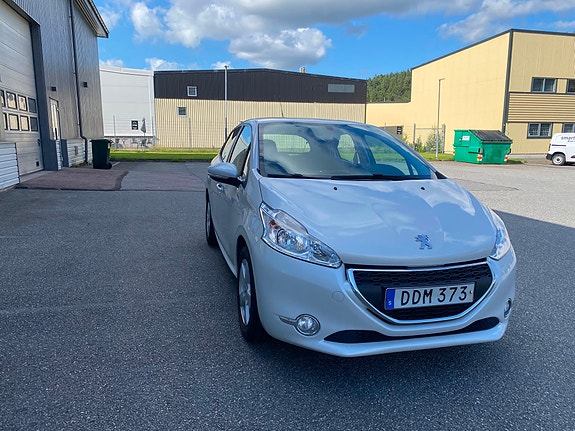 Peugeot 208 2 of 9
