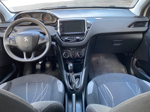 Peugeot 208 4 of 9