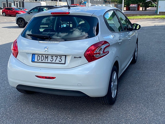 Peugeot 208 3 of 9
