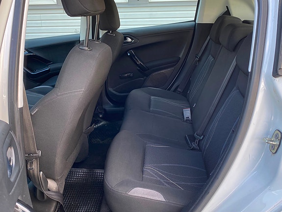 Peugeot 208 5 of 9