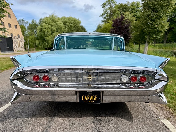 Lincoln Continental 8 of 25