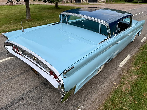 Lincoln Continental 12 of 25