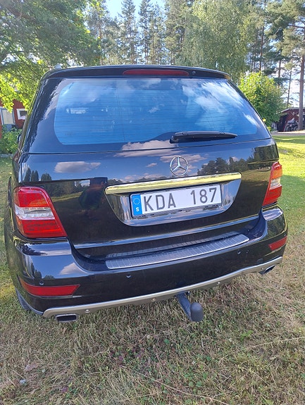 Mercedes-Benz ML320 4 of 9