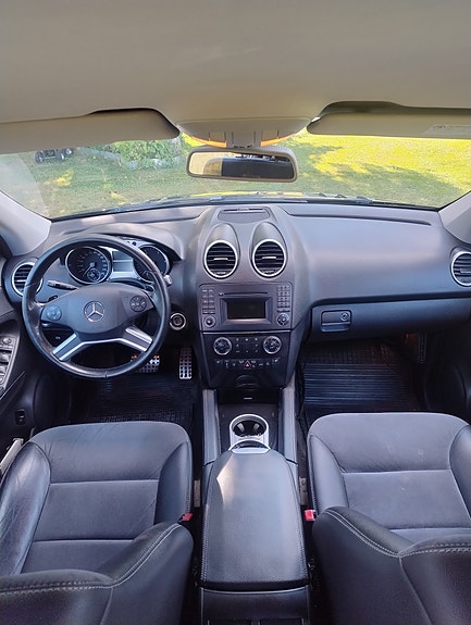 Mercedes-Benz ML320 7 of 9