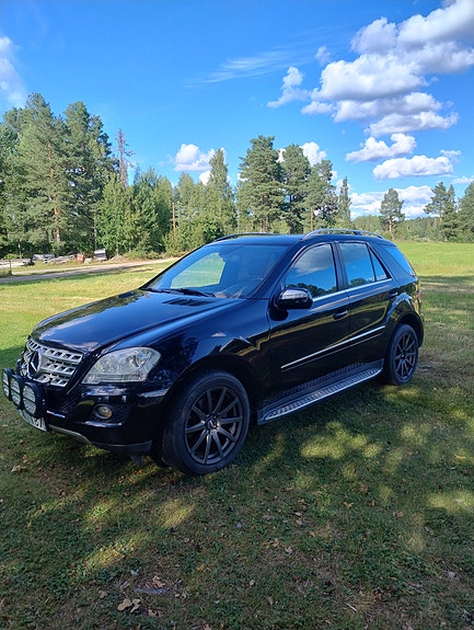 Mercedes-Benz ML320 2 of 9