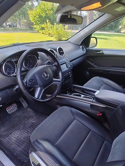 Mercedes-Benz ML320 9 of 9