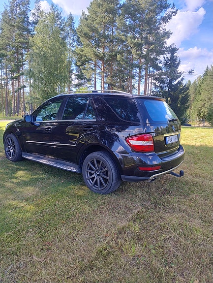 Mercedes-Benz ML320 3 of 9