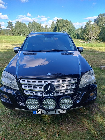 Mercedes-Benz ML320 6 of 9
