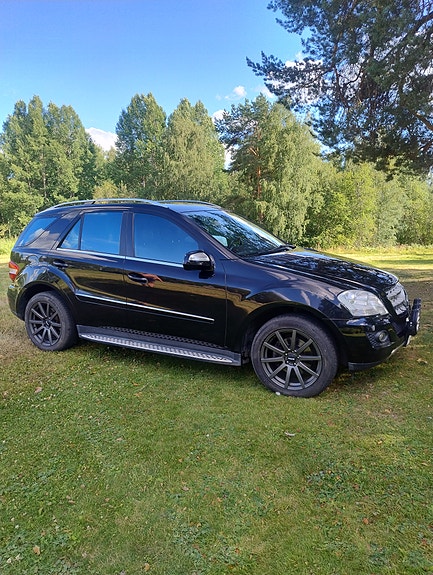 Mercedes-Benz ML320 5 of 9