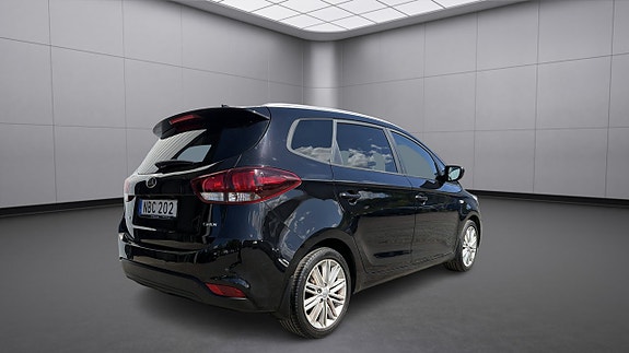 Kia Carens 10 of 23